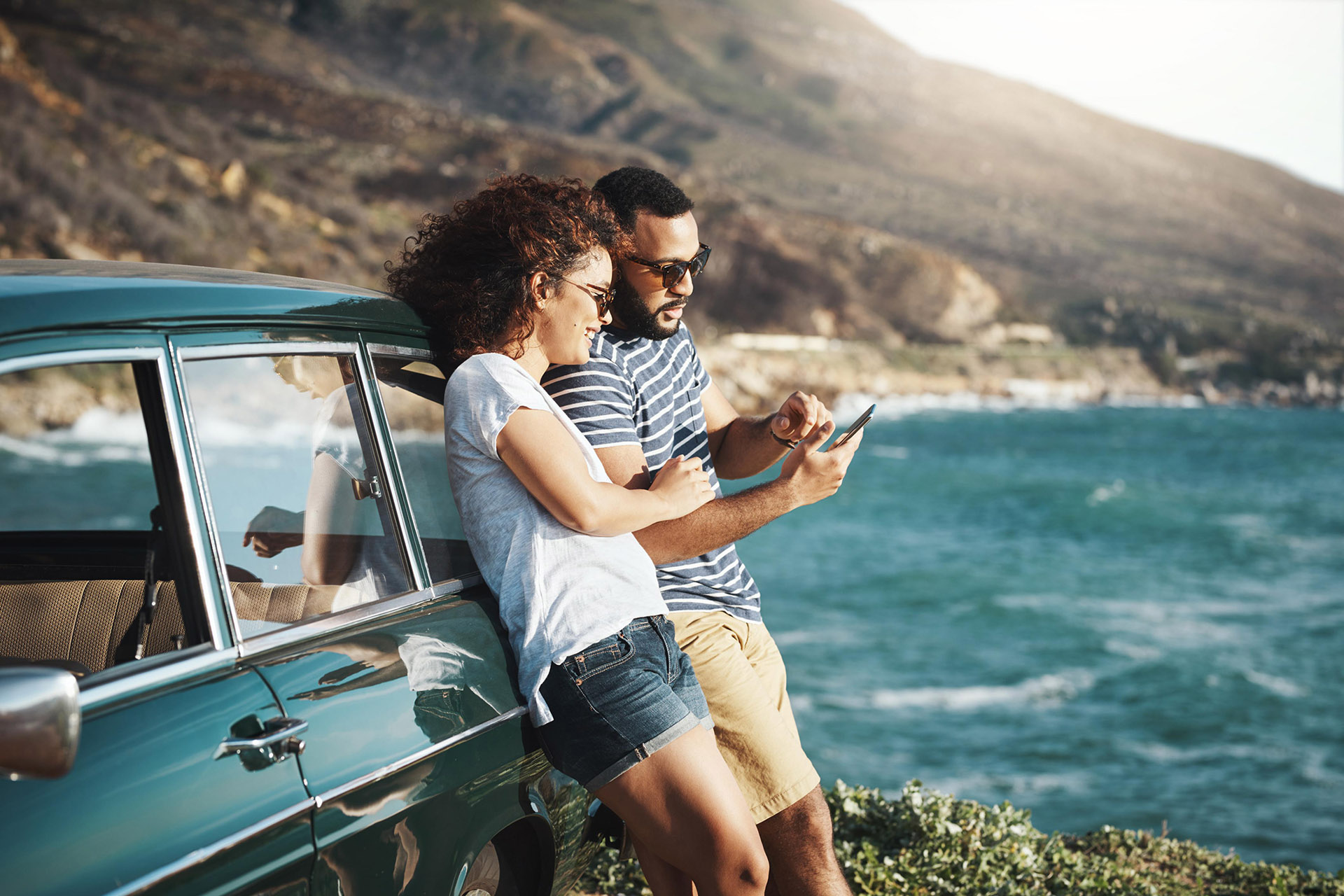 Viajantes a planear um percurso junto ao mar